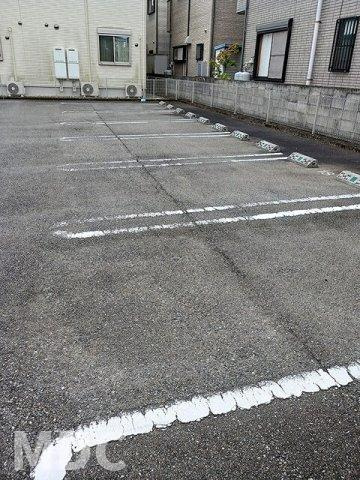 徳島市名東町３丁目のアパートの駐車場