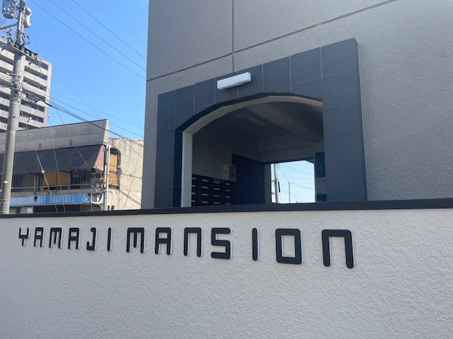 山地マンションのエントランス