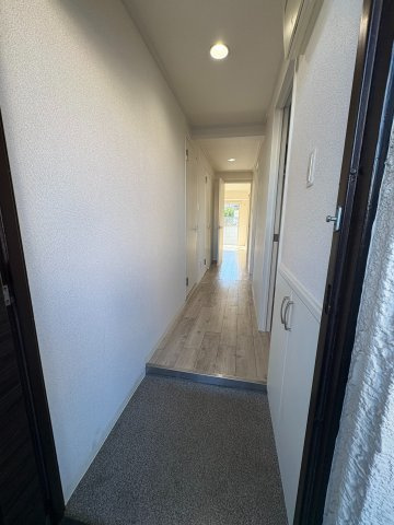 山地マンションの玄関