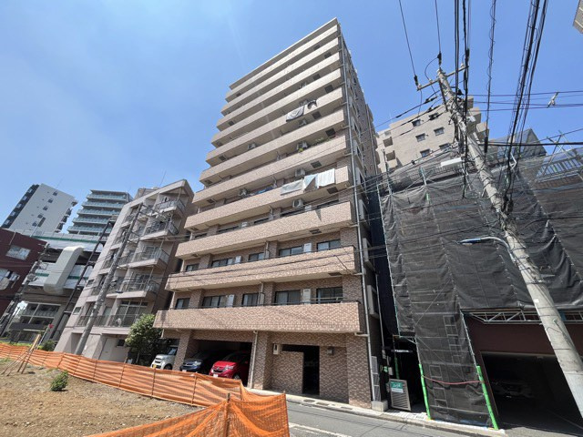 【エントランス】 | アルファホームズ西巣鴨 | オートロックを備えた、マンションのエントランス。やはりセキュリティの観点は欠かすことができません。皆様を“安全”に送り出し、出迎えてくれます。～即日のご見学可能～　お問合せはお気軽にどうぞ。