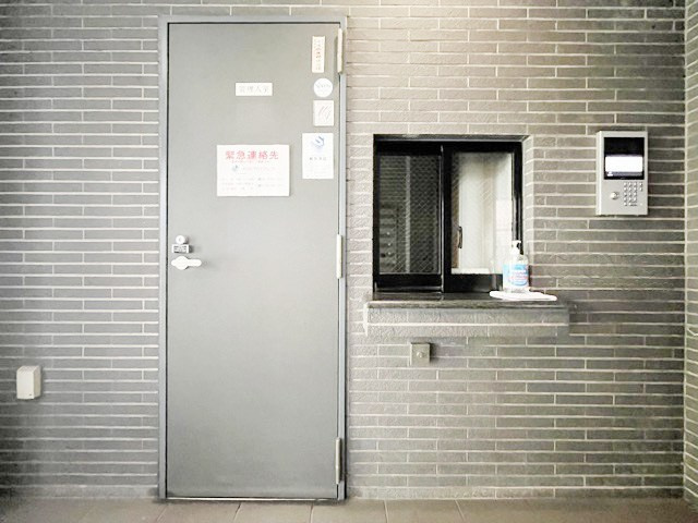 【受付】 | アルファホームズ西巣鴨 | 管理人さんが勤務する管理室。このマンションがきれいに保たれているのは、もちろん管理人さんのおかげ。～即日のご見学可能～　お問合せはお気軽にどうぞ。