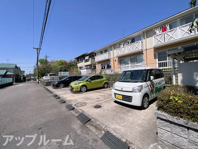 ジョヴィアルの駐車場