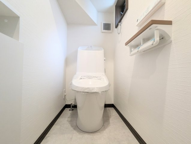 中野区弥生町4丁目　新築戸建のトイレ|ウォシュレット付きのトイレはいつも快適！

現地ご見学希望・資料請求などお気軽にお問い合わせ下さい！
03-5990-5201