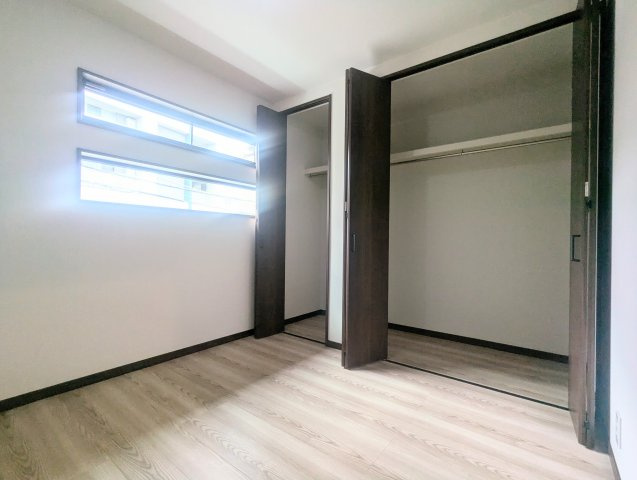 中野区弥生町4丁目　新築戸建の洋室|部屋収納もバッチリです！見せる収納も流行っていますが、やはり見せない収納も大切ですね。

現地ご見学希望・資料請求などお気軽にお問い合わせ下さい！
03-5990-5201