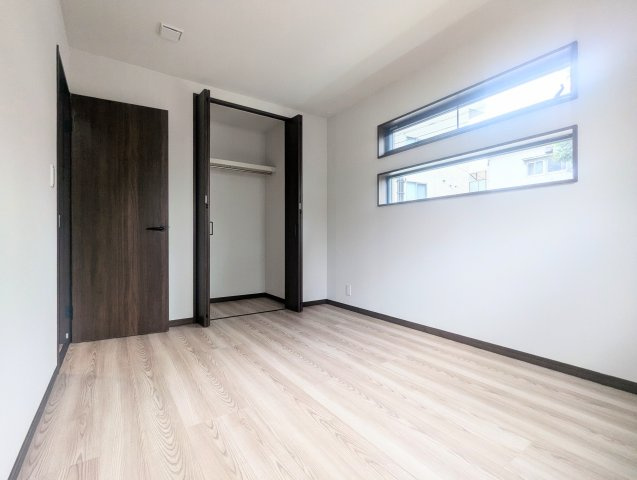 中野区弥生町4丁目　新築戸建の洋室|自分だけのプライベート空間。明るく温もりを感じることができる居室です。

現地ご見学希望・資料請求などお気軽にお問い合わせ下さい！
03-5990-5201
