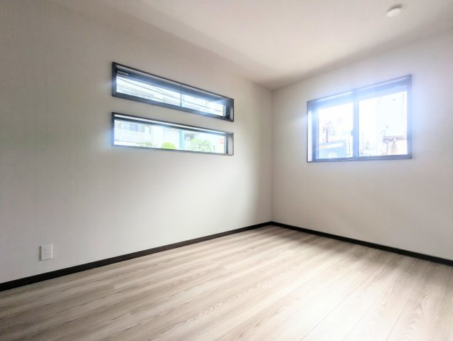 中野区弥生町4丁目　新築戸建の洋室|2面採光のため、通風や採光性を高めてくれます。明るく開放的で快適な居住空間を実現！

現地ご見学希望・資料請求などお気軽にお問い合わせ下さい！
03-5990-5201
