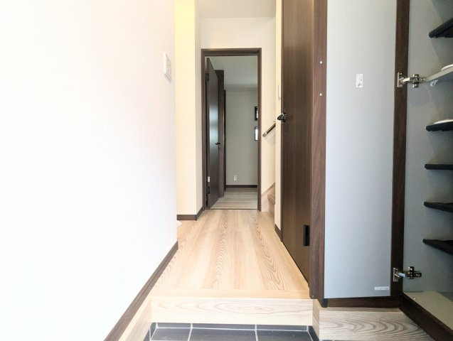 中野区弥生町4丁目　新築戸建の玄関|玄関横にはシューズボックスがついているため、片付いた玄関がキープできます！

現地ご見学希望・資料請求などお気軽にお問い合わせ下さい！
03-5990-5201