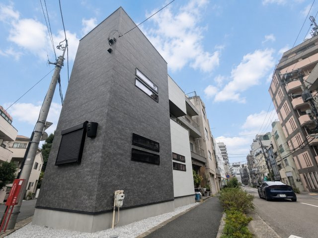 中野区弥生町4丁目　新築戸建の前面道路含む現地写真|開放感溢れる角地です。

現地ご見学希望・資料請求などお気軽にお問い合わせ下さい！
03-5990-5201
