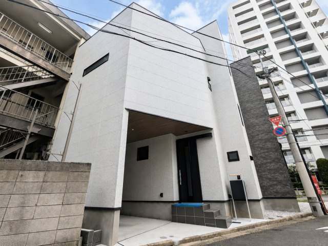 中野区弥生町4丁目　新築戸建の前面道路含む現地写真|お車を所有の方にも安心のビルトインガレージ付き！

現地ご見学希望・資料請求などお気軽にお問い合わせ下さい！
03-5990-5201