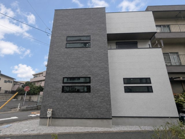 中野区弥生町4丁目　新築戸建の前面道路含む現地写真|重厚感に溢れた、気品ある邸宅です。

現地ご見学希望・資料請求などお気軽にお問い合わせ下さい！
03-5990-5201