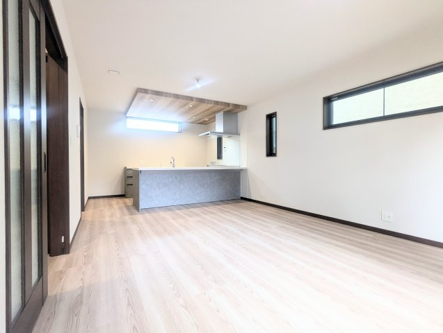 中野区弥生町4丁目　新築戸建の居間・リビング|大きな窓からたっぷりと注ぐ陽光を浴びながら、朝食やティータイムを楽しめます。

現地ご見学希望・資料請求などお気軽にお問い合わせ下さい！
03-5990-5201