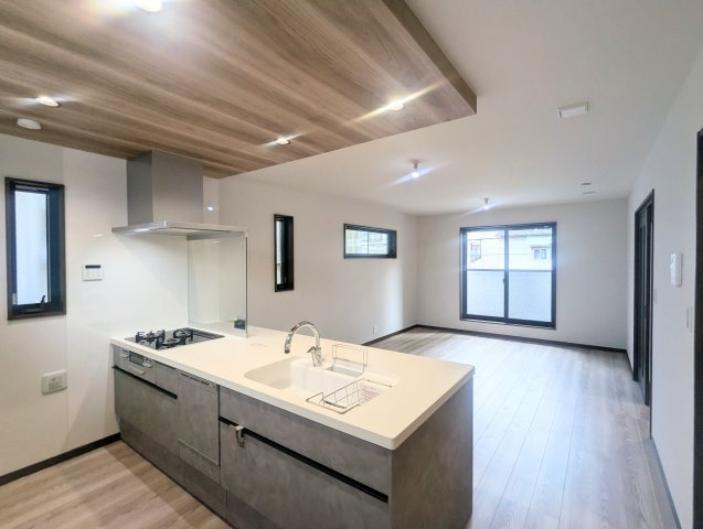 中野区弥生町4丁目　新築戸建のキッチン|のびやかに広がるリビングは、一年を通して爽やかな光と風に癒される家族のなごみ空間。

現地ご見学希望・資料請求などお気軽にお問い合わせ下さい！
03-5990-5201