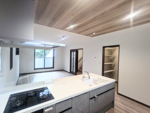 中野区弥生町4丁目　新築戸建のキッチン|嬉しい対面式キッチンです。家事をしながらリビングにいるご家族とのおしゃべりも楽しめます！

現地ご見学希望・資料請求などお気軽にお問い合わせ下さい！
03-5990-5201