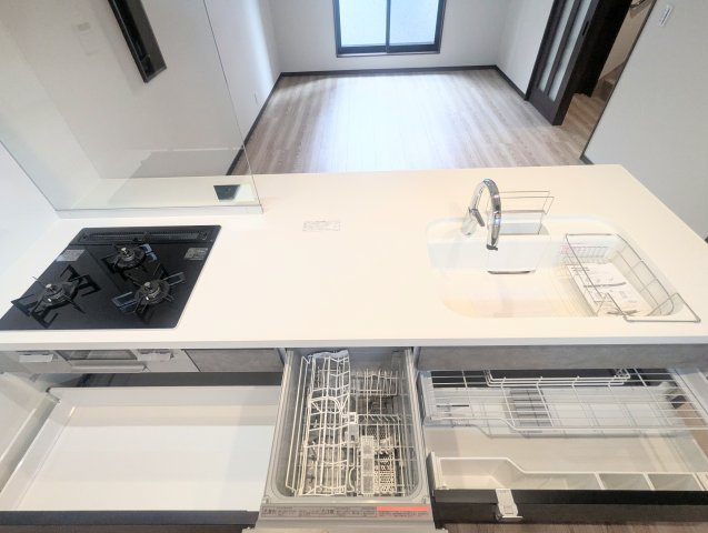 中野区弥生町4丁目　新築戸建のキッチン|ビルトインタイプの食洗機付き！家事の時間と、手洗いに比べて使用水量も軽減します！

現地ご見学希望・資料請求などお気軽にお問い合わせ下さい！
03-5990-5201