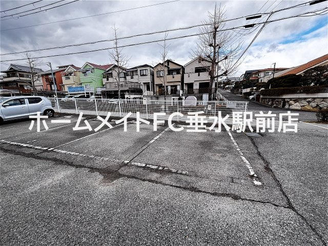 ロイヤルマンション2号棟の駐車場