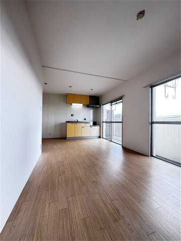 ロイヤルマンション2号棟の居間・リビング