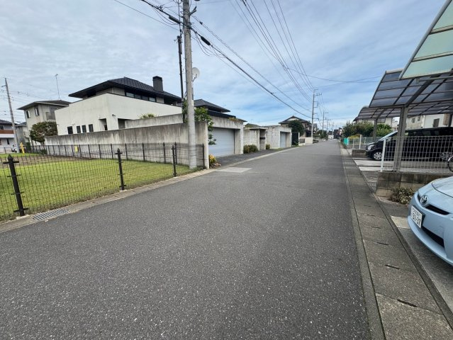 蓄電池、ソーラー付き♪立地も良い綺麗な中古戸建♪下野市文教の前面道路含む現地写真|前面道路含む現地写真です