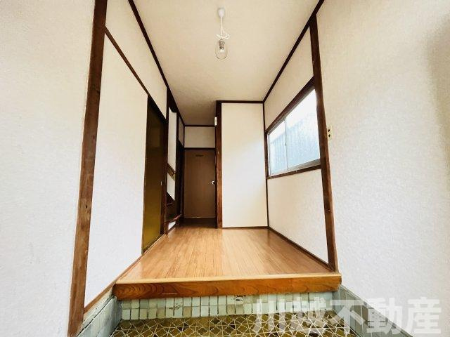 高台の眺望を365日楽しめる戸建の玄関|毎日通る玄関はこちらです