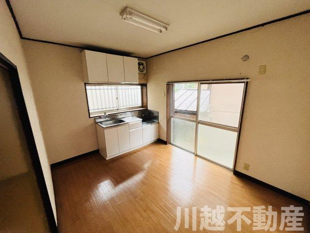 高台の眺望を365日楽しめる戸建のキッチン|明るいダイニングキッチン