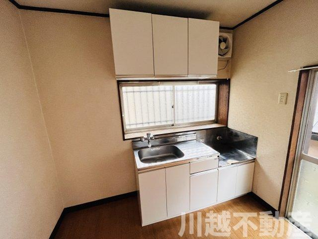 高台の眺望を365日楽しめる戸建のキッチン|清潔感のあるキッチン