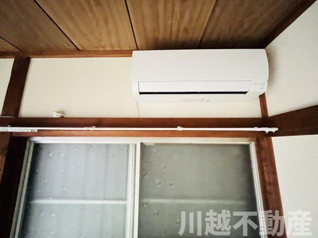 高台の眺望を365日楽しめる戸建の冷暖房・空調設備|1階の6帖和室にあるエアコン