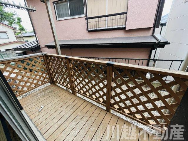 高台の眺望を365日楽しめる戸建のその他|1階の和室から利用できるテラス