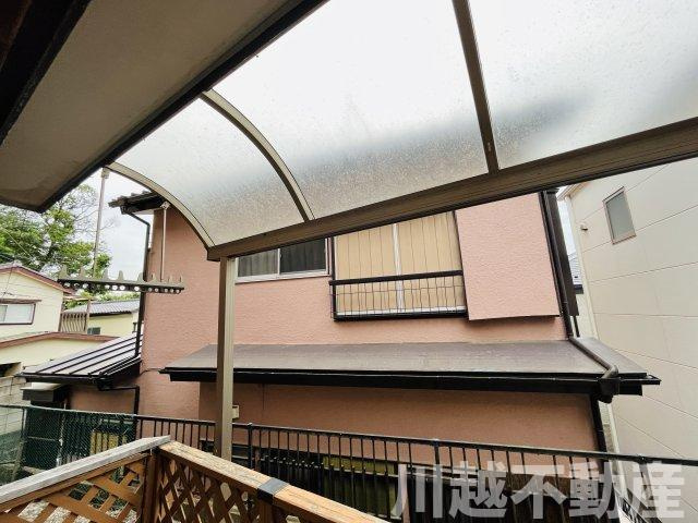 高台の眺望を365日楽しめる戸建のその他|テラス上部には屋根があるので、雨天時でも洗濯物が外干しできます