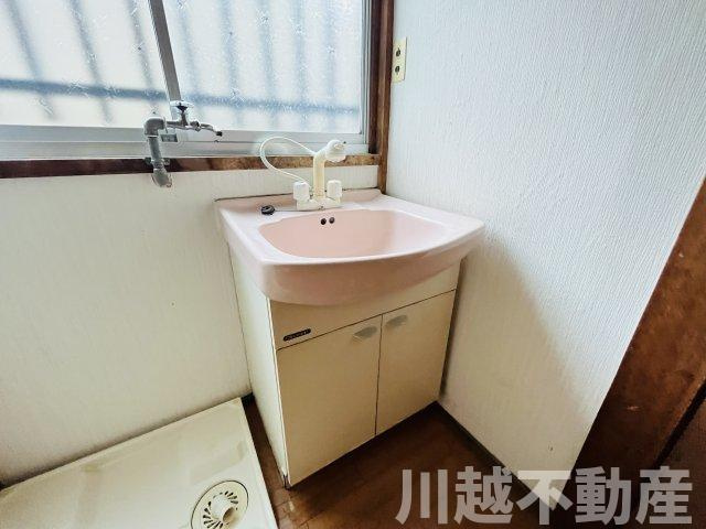 高台の眺望を365日楽しめる戸建の独立洗面台|清潔感のある洗面台