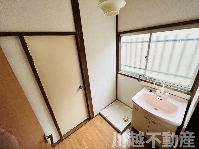 高台の眺望を365日楽しめる戸建の洗面所|ゆったりした脱衣スペース
