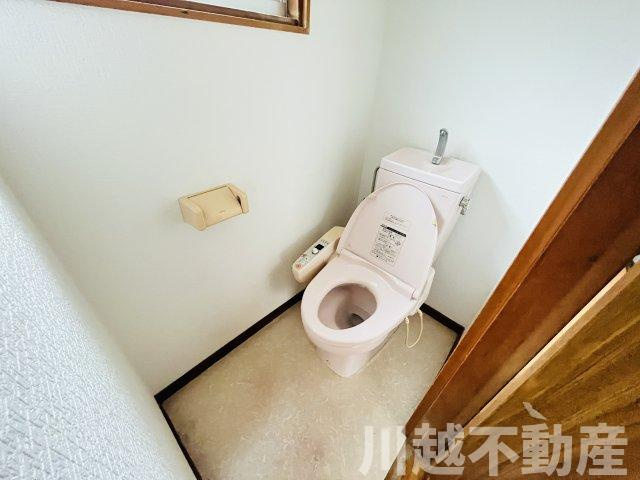 高台の眺望を365日楽しめる戸建のトイレ|コンパクトながら、温水洗浄便座付きトイレです