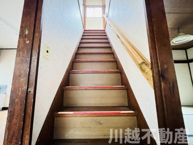 高台の眺望を365日楽しめる戸建の内装|2階に上がる階段室