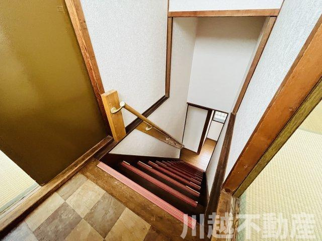 高台の眺望を365日楽しめる戸建の内装|2階から１階へ降りる階段、手すりがあるので安心です