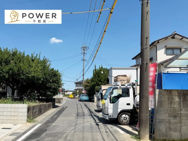 リーブルガーデン　刈谷市泉田町の前面道路含む現地写真|十分な幅が確保されており、車の出し入れもスムーズです。日常生活での使いやすさも兼ね備えています。		