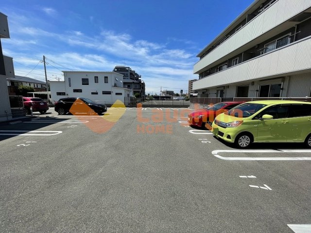 フロレゾン A棟の駐車場|駐車場完備です