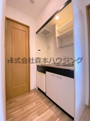 【キッチン】 | 　ハッピーアウル | ※別室の写真を使用しています。
　設備内容や色調など相違がある場合は実際のお部屋の現状優先となります。