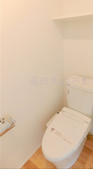 hikarium（ヒカリウムのトイレ|上部棚と温水洗浄便座付きのトイレ　