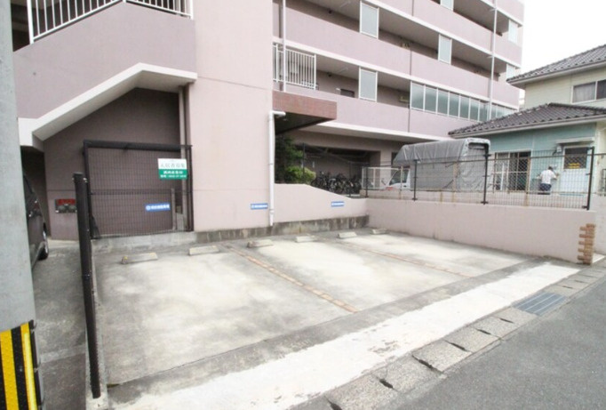 鎮西ビルの駐車場|敷地内に駐車場がございます
