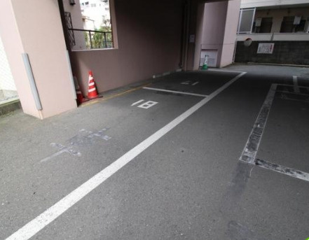 鎮西ビルの駐車場
