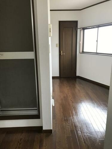 神戸市灘区倉石通６丁目のアパートの居間・リビング