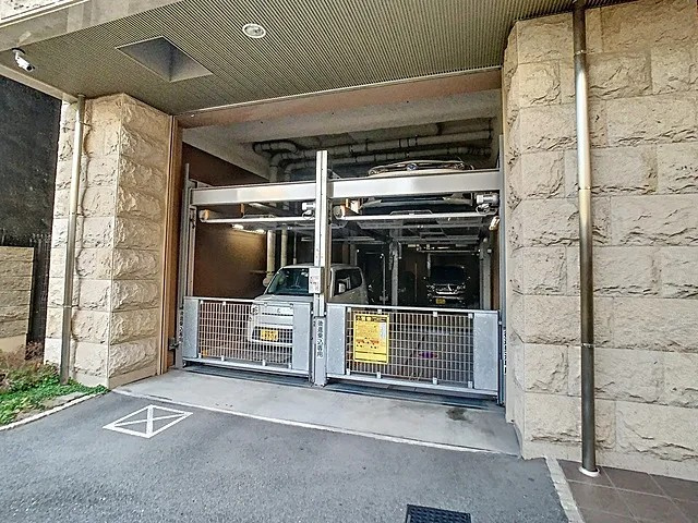 プレサンス三宮エレガンシアの駐車場
