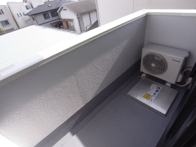 神戸市東灘区深江南町４丁目のアパートのバルコニー