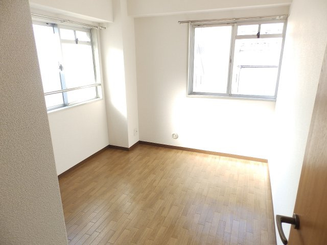 神戸市灘区神ノ木通３丁目の賃貸マンションの居間・リビング