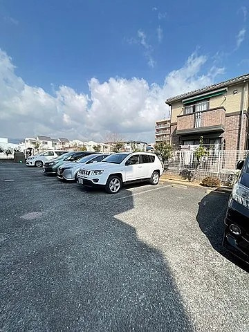 西宮市薬師町の賃貸マンションの駐車場