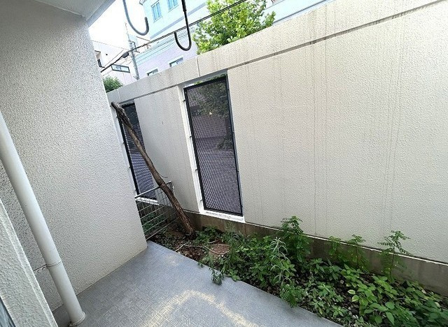 神戸市東灘区本庄町１丁目の賃貸マンションの庭