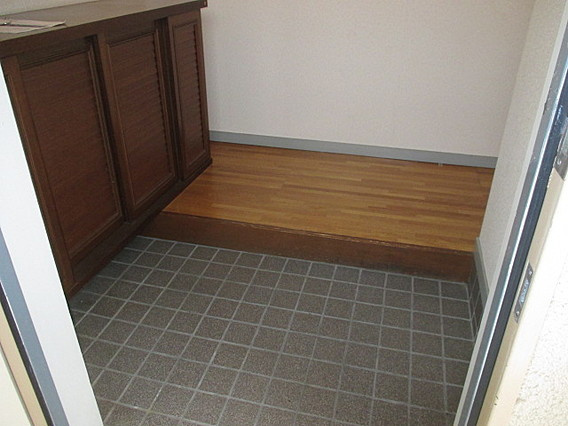 神戸市東灘区西岡本４丁目の賃貸マンションの玄関