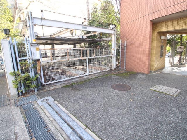 芦屋市浜町の賃貸マンションの駐車場