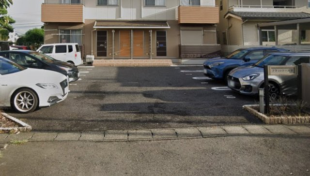 ブランドールＢの駐車場