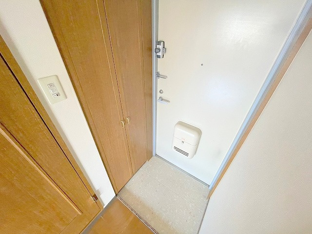 パレス東洋小松館の玄関