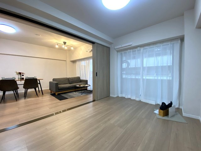 レジデンシャル西新井グランコートの洋室|間取り図左下に位置する洋室5.8帖のお部屋です。風通しの良い快適な居住空間となっており、収納家具を活用しながら趣味の部屋や書斎など多彩な用途で心地よくご活用いただけます。