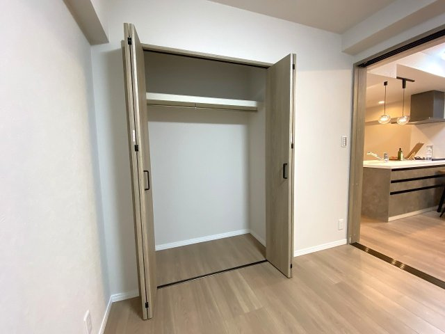 レジデンシャル西新井グランコートの収納|各居室に使い勝手の良いクローゼットが設置されております。お召し物や日用品をすっきりと整理整頓して収納できるため、居住空間をより広々と快適に保つことができて便利です。